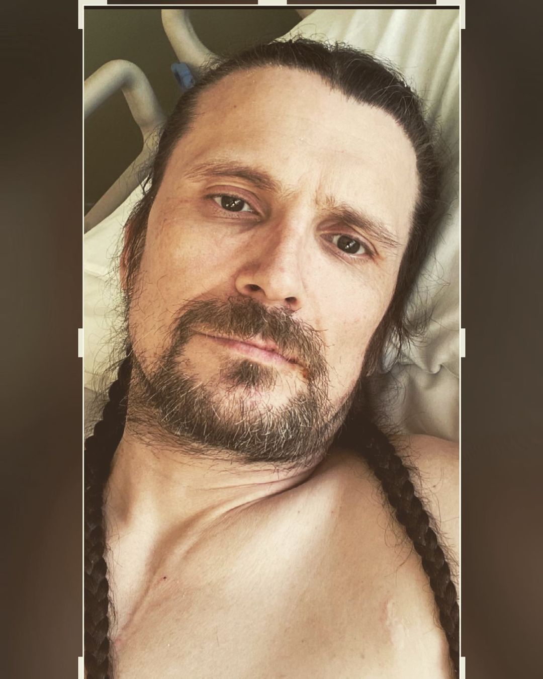 Gezondheidsproblemen Possessed-frontman houden aan