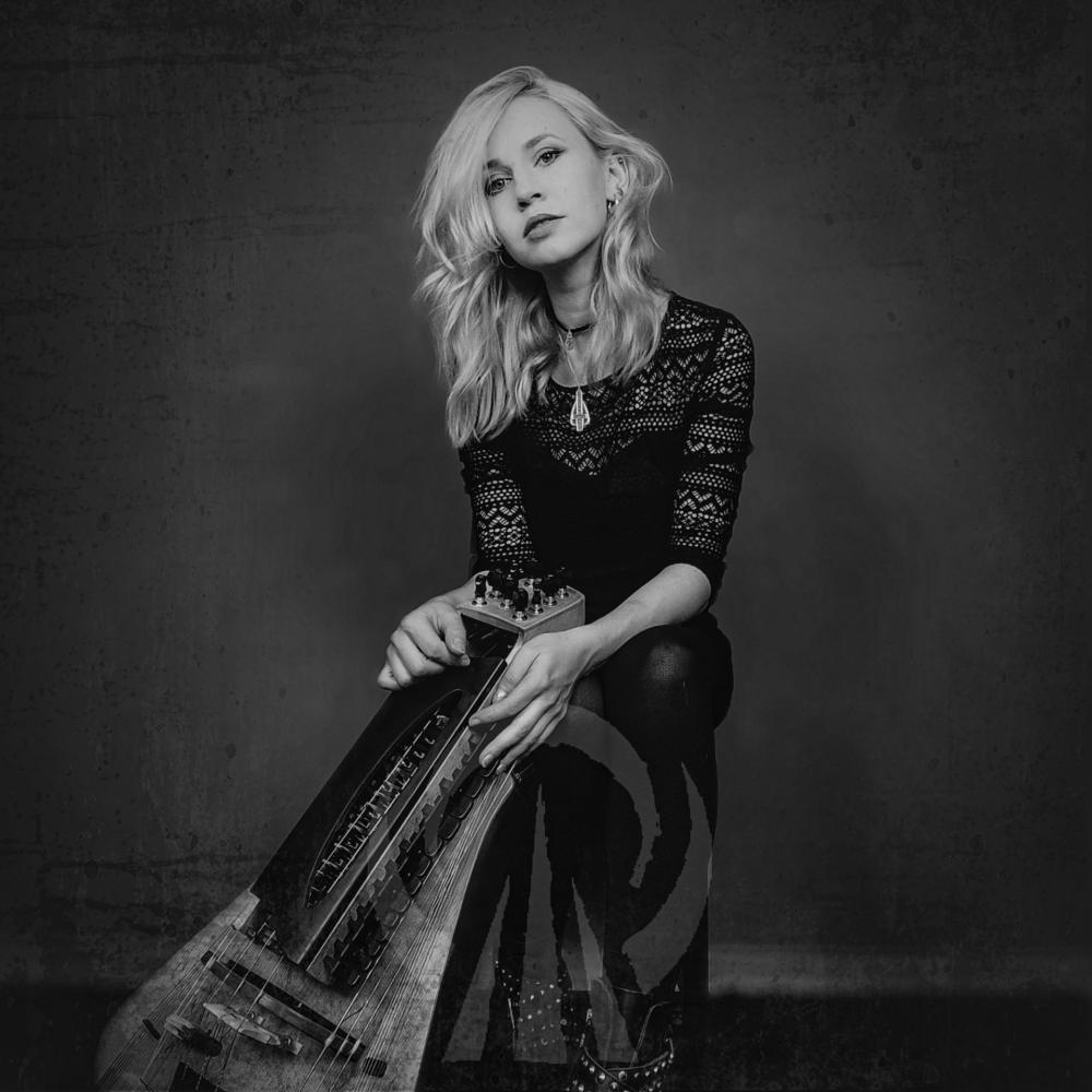 Eluveitie presenteert draailierspeelster