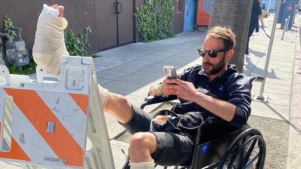 The Ocean-frontman breekt beide benen