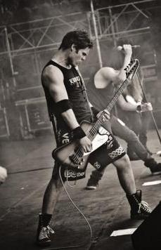 Bassist verlaat The Crown na bijna 32 jaar