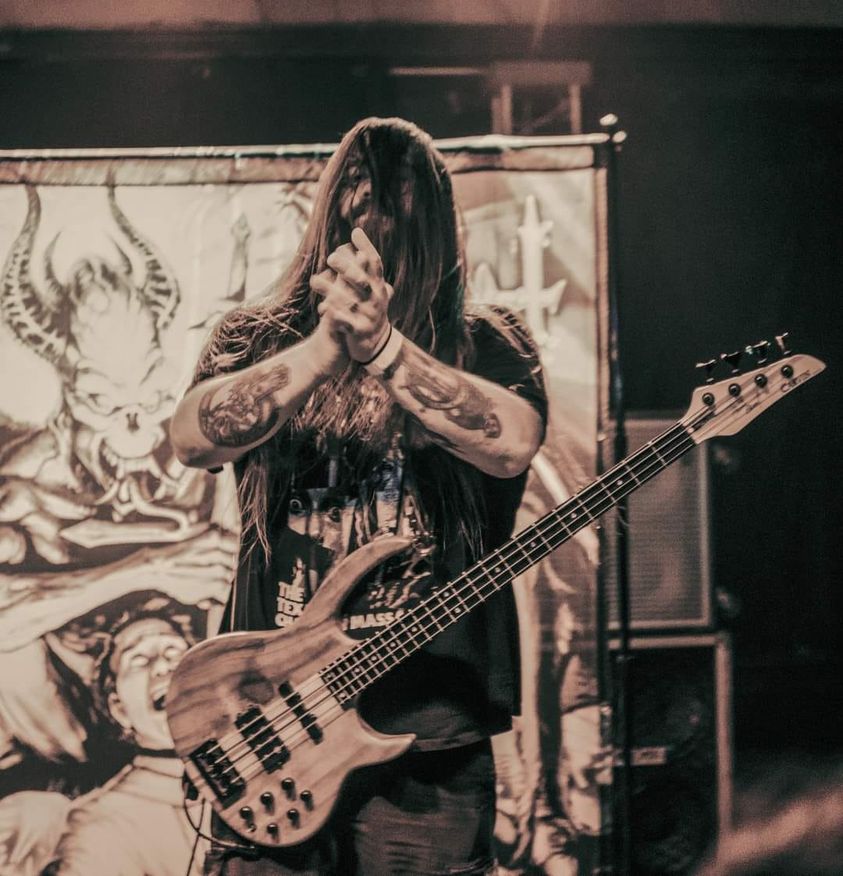 False Prophet-bassist overleden
