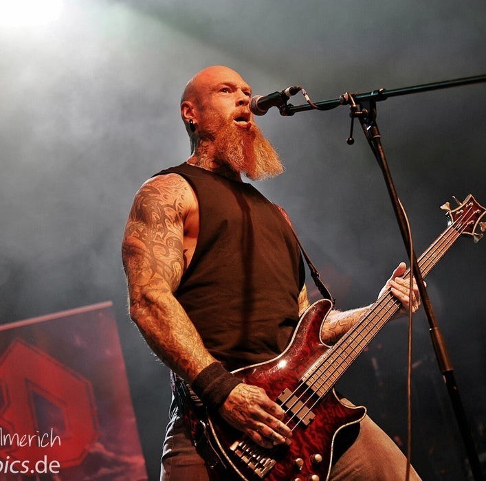 Darkness-bassist overleden