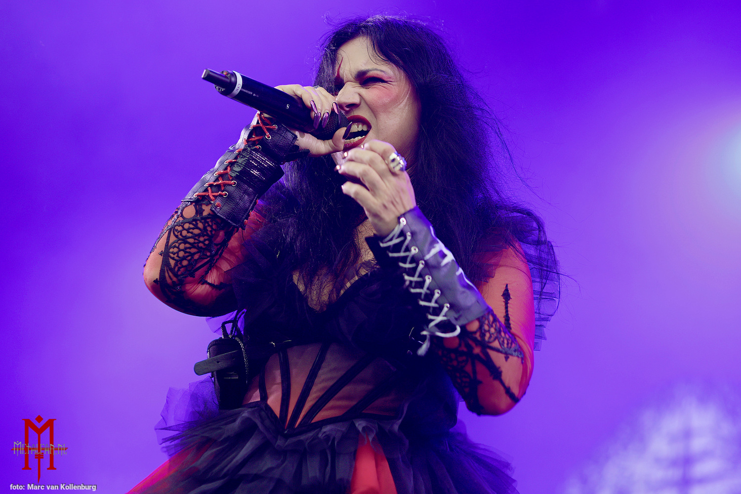 Lacuna Coil @ Into The Grave 2026. Foto door Marc van Kollenburg (LoudImages)